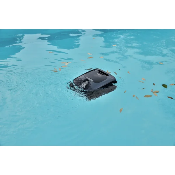 Beatbot AquaSense 2 Ultra uklanja lišće i nečistoće s površine vode