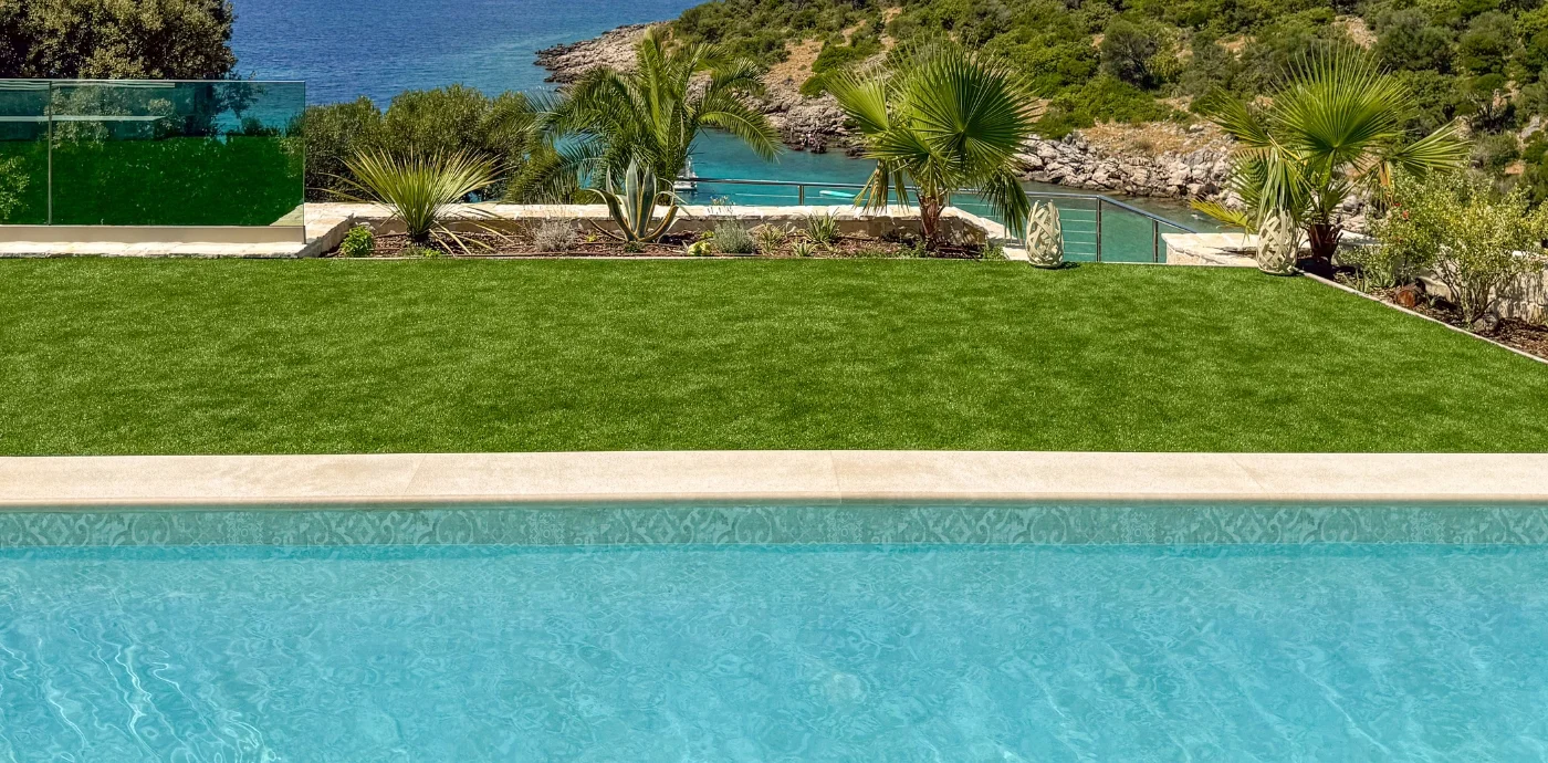 Poolfolie oder Fliesen: Was ist pflegeleichter?